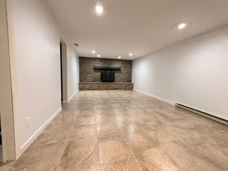 Building Photo - 2119 Oaklyn Dr