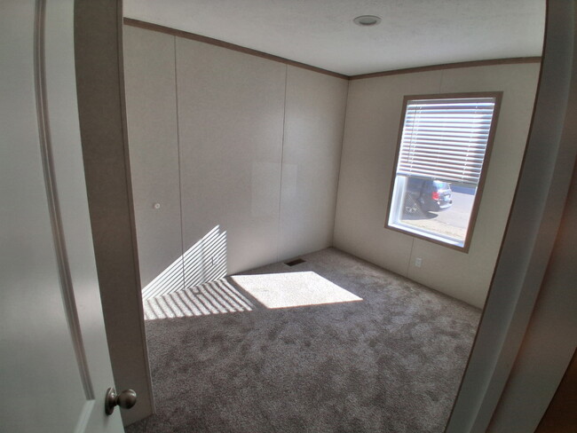 Building Photo - 28638 N Maple St