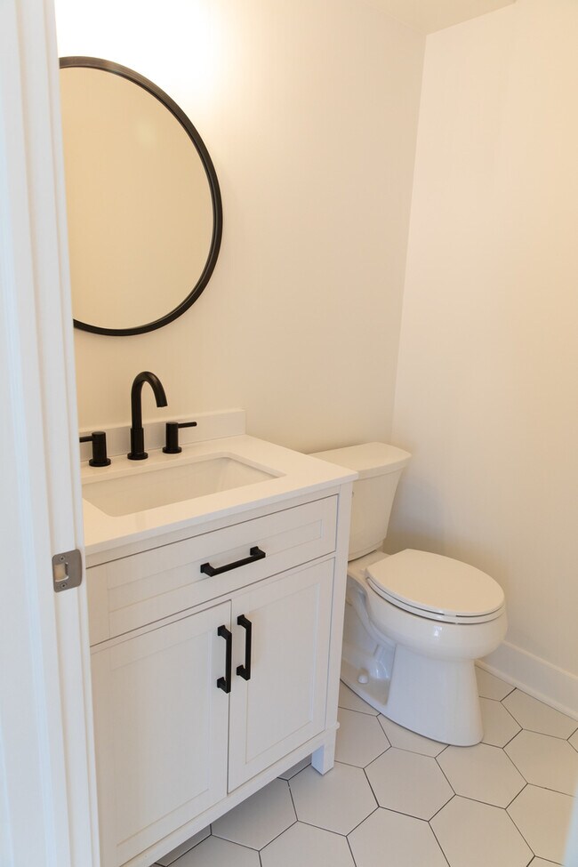 Building Photo - 713 Stevens St