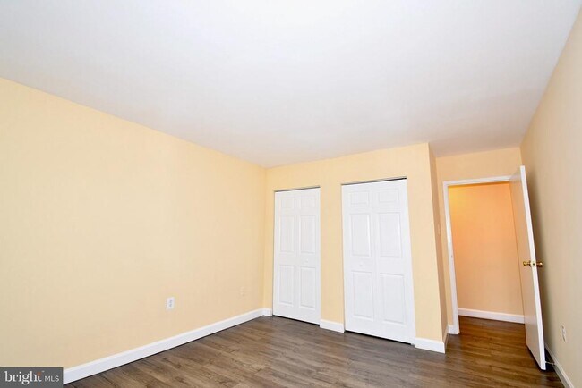 Building Photo - 10320 Westlake Dr