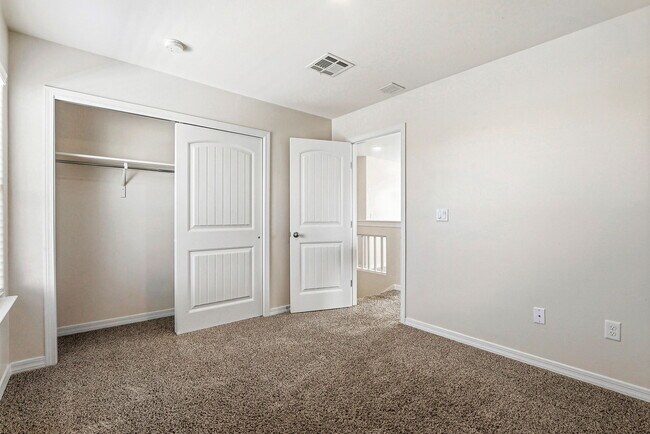 Building Photo - 649 La Entrada Cir