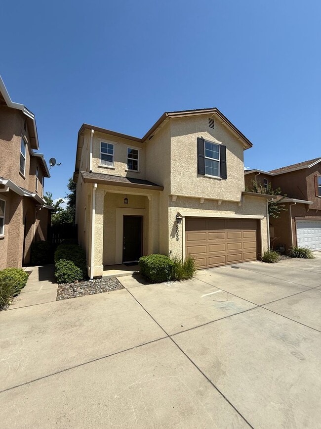 Primary Photo - 3-bedroom, 2-bathroom home in great neighb...