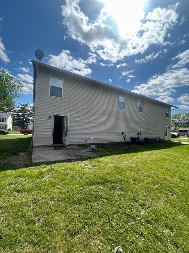 Building Photo - 555 Whitegate Dr