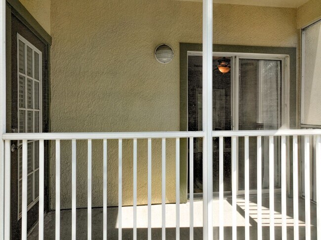 Building Photo - LUXURY 3 Bedroom / 2 Bath Townhome in a ga...
