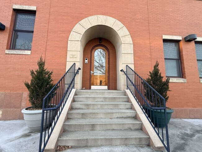 Building Photo - 261 Pine St