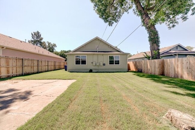 Building Photo - 1/1 Duplex Near TU With Large Fenced Yard!