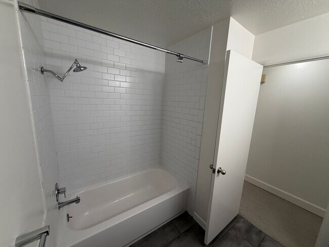 Building Photo - Spacious 4 Bed, 2 Bath Home with Fenced Yard