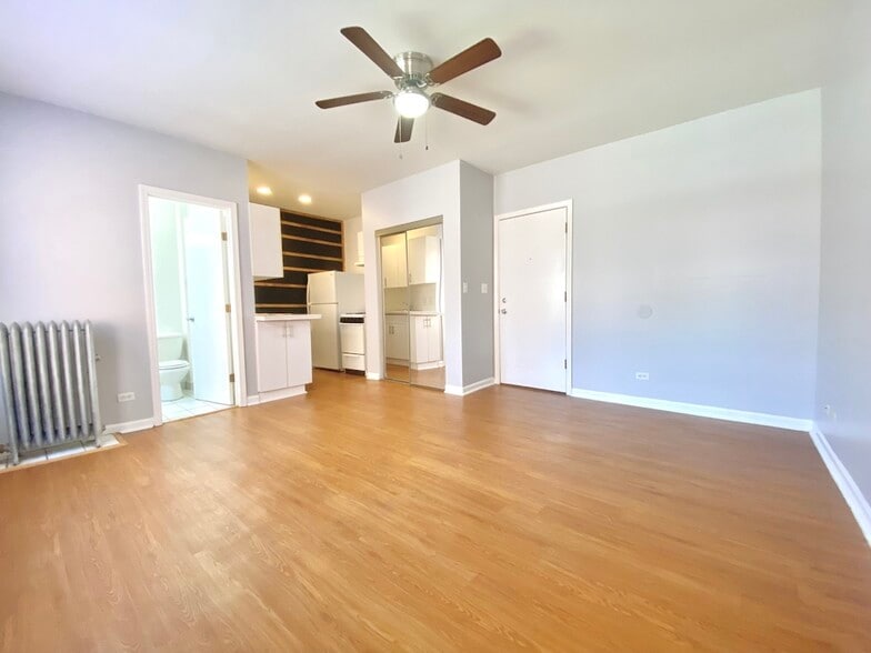 Building Photo - 4241 N Kenmore Ave