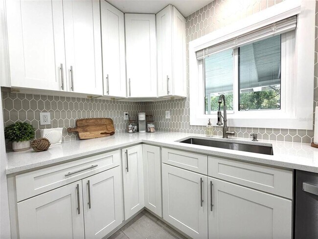 Building Photo - 2238 Clematis St