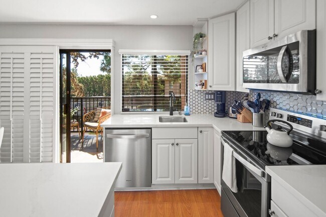 Building Photo - Gorgeous & Spacious 1 Bedroom/ 1 Bath Condo, Open Layout Concept! $2,295.00