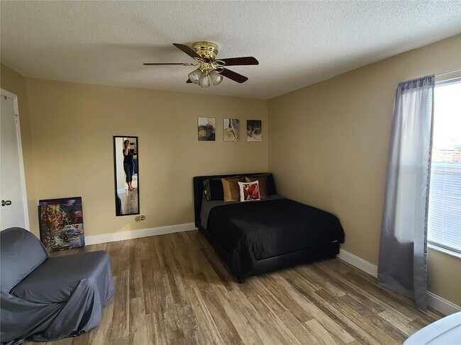 Building Photo - 4630 Commander Dr