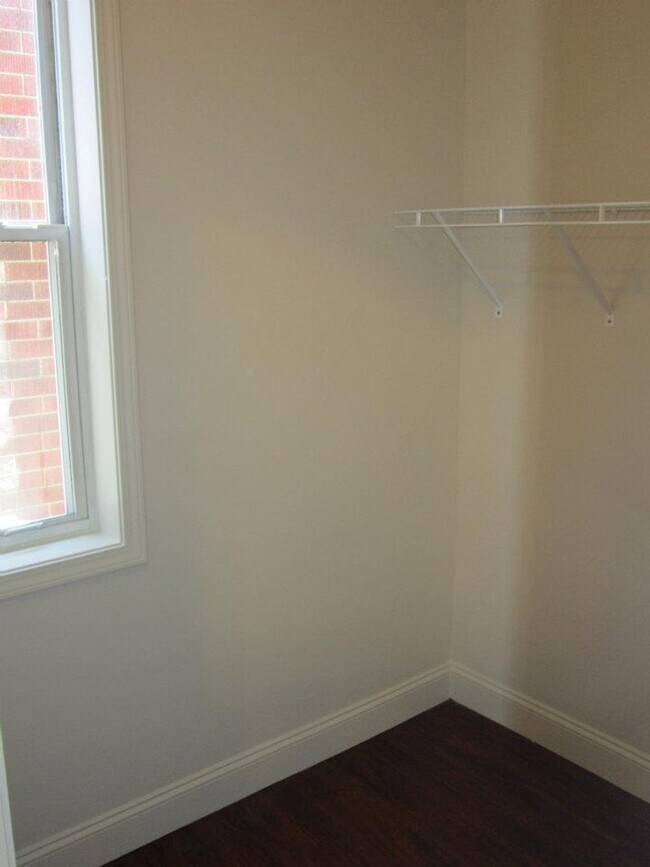 Building Photo - Luxury College Rental - South Side Flats