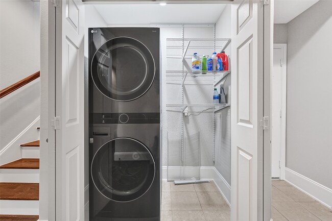 Building Photo - 1320 Studer St