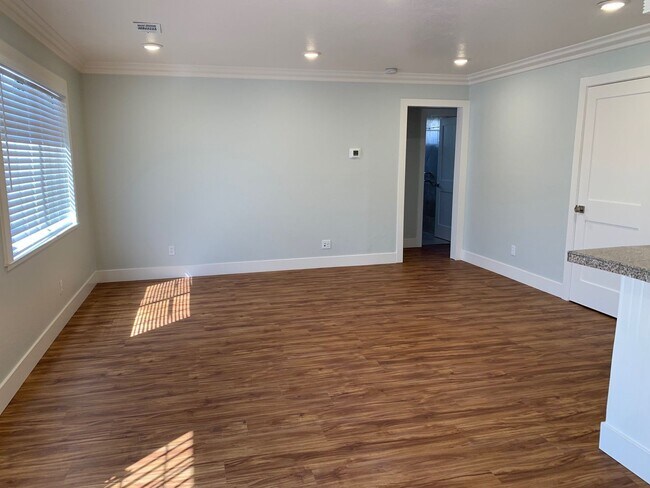 Building Photo - 3 Bedroom, 1 Bathroom Home in N. Highlands