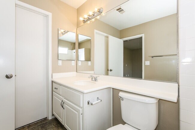 Building Photo - 3636 Beacon Point St