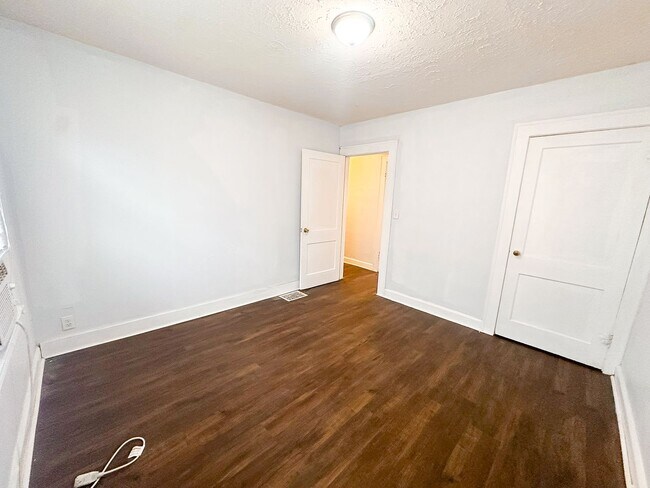 Building Photo - 136 W 37th St
