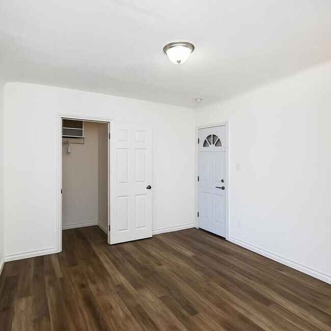 Building Photo - 3440 Oak Knoll Blvd