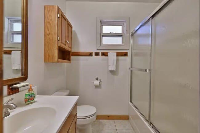 Building Photo - 4155 Lake Shore Dr