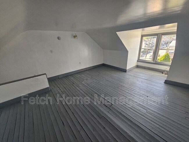 Building Photo - 909 E Princess St
