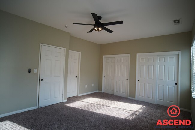 Building Photo - Cutest Condo  in Downtown Bakersfield!
