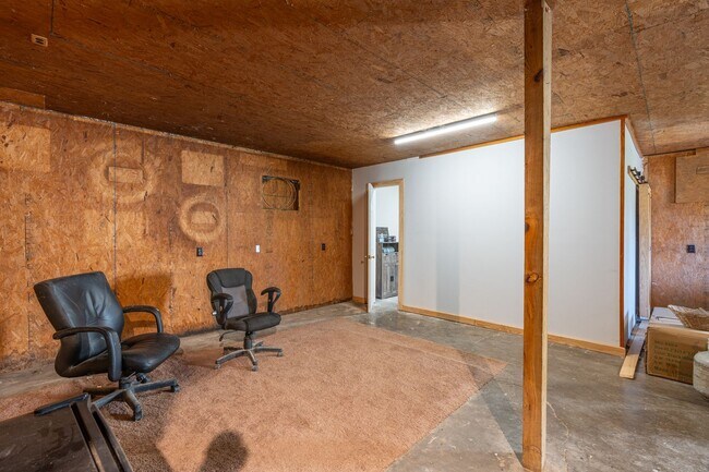 Building Photo - Country home equipped for on-site business!