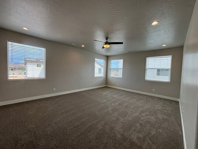Building Photo - 4 BEDROOM SANDHOLLOW TOWNHOME FOR RENT!