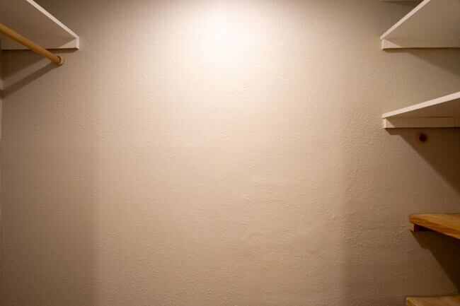 Building Photo - Adorable & Cozy NW 1 Bdr w/Fireplace + Hardwoods!