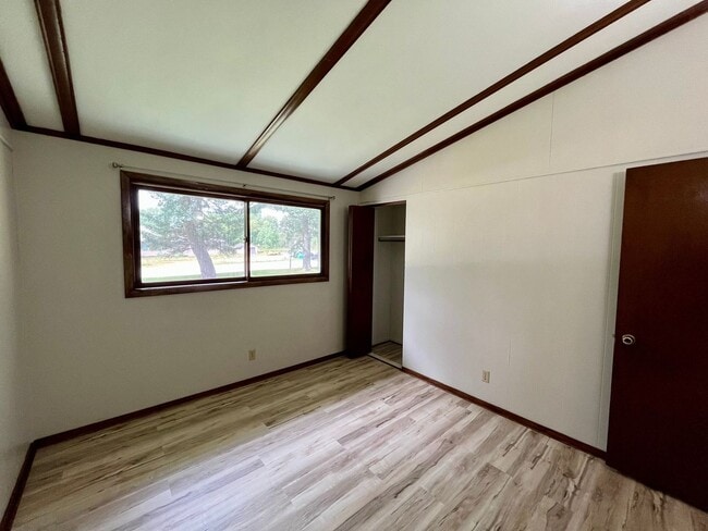Building Photo - 3 Bed 1 Bath in Rhinelander on the water!