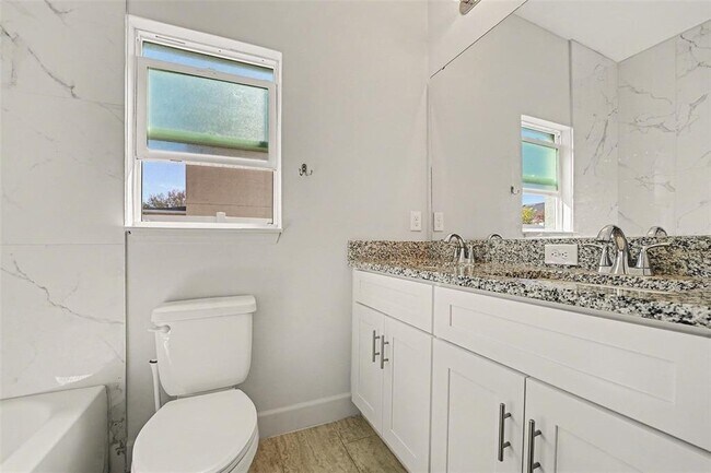 Building Photo - 707 Leopard Ct