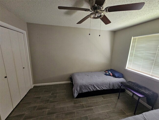 Building Photo - 16715 Rockbend