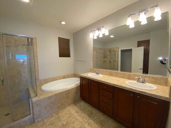 Building Photo - Top of the Hill - Gorgeous 5 Bedroom 3 Bat...