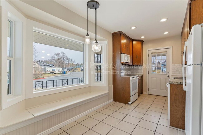 Building Photo - 153 Country Club Dr