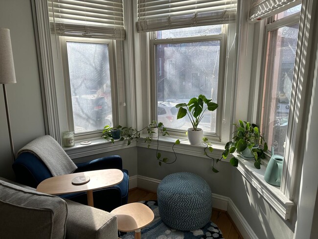 Building Photo - 2 Bedroom 1.5 Bath Condo in Shaw Neighborhood, Backyard, Recently Renovated, Fabulous Modern Feat...