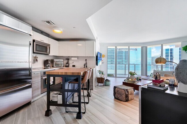 Building Photo - 1300 Brickell Bay Dr