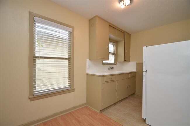 Building Photo - 518 1/2 Hawthorne St