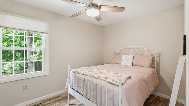 Building Photo - Newly Renovated 5 Bedroom Home With Country Porch!