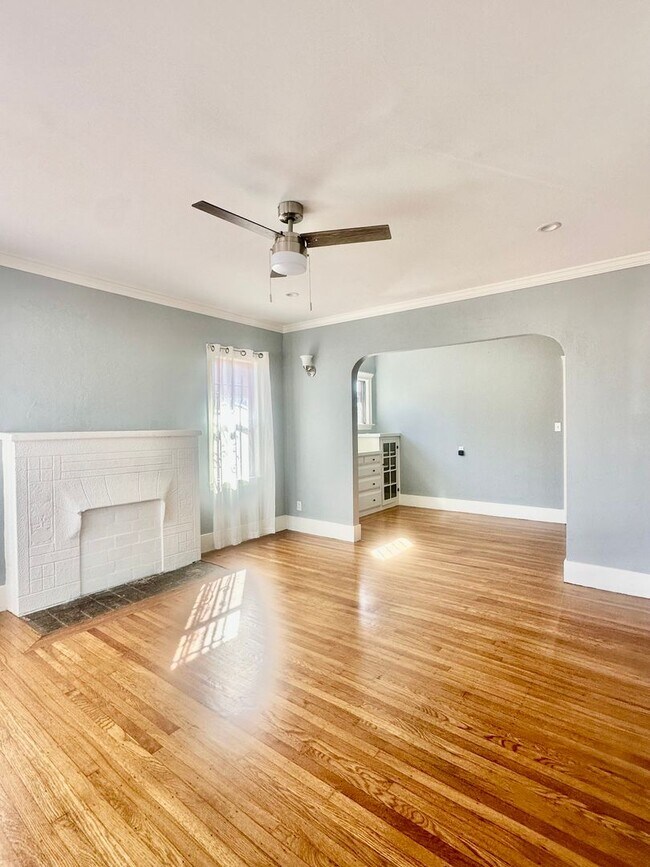 Building Photo - Charming single family home available for ...