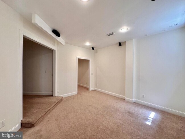 Building Photo - 307 Creek Valley Ln