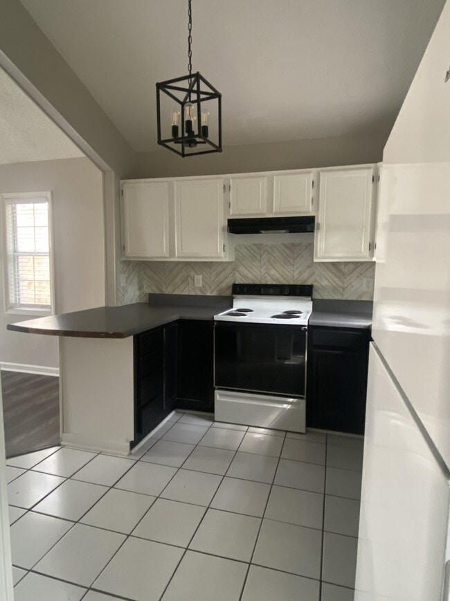 Building Photo - 145 Viking Dr