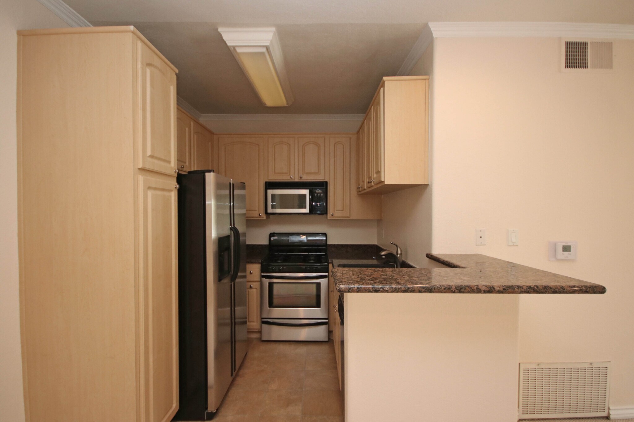 Building Photo - 300 N El Molino Ave