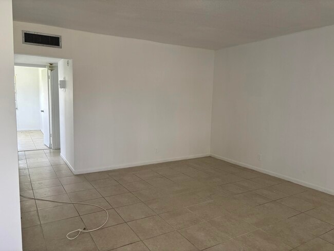Building Photo - 40 Waltham B