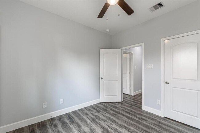 Building Photo - 8204 Moon Beam St