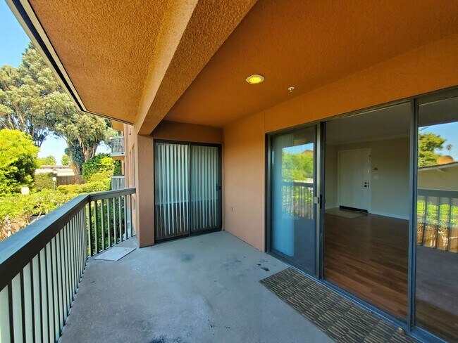 Building Photo - Spacious 2 bedroom 2 bath condo with perfect floor plan