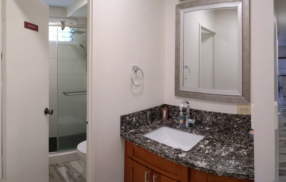 Building Photo - 2353 Dole St