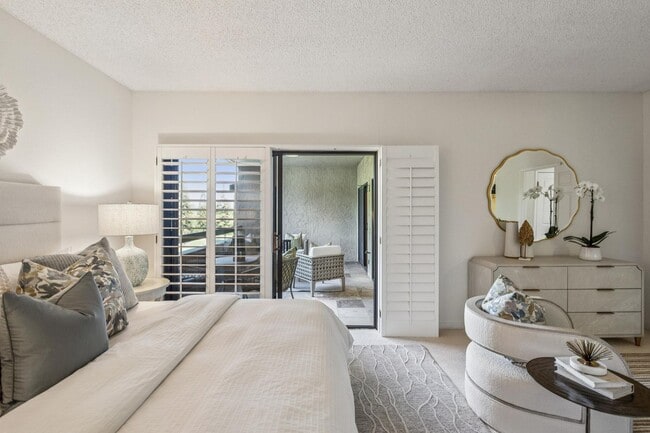 Building Photo - Elegant 2BR Condo with Golf Course Views i...