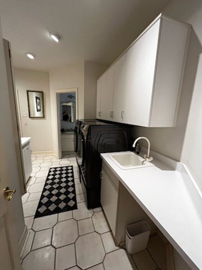 Building Photo - Stunning Custom Built Home with ALL Utilit...