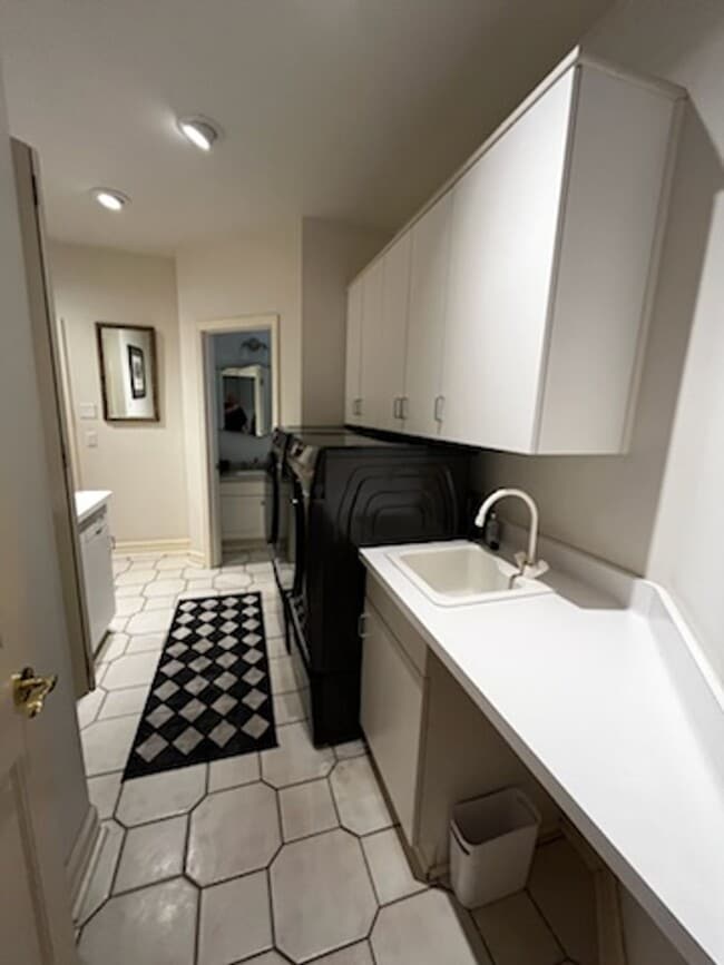 Building Photo - Stunning Custom Built Home with ALL Utilities Included!!