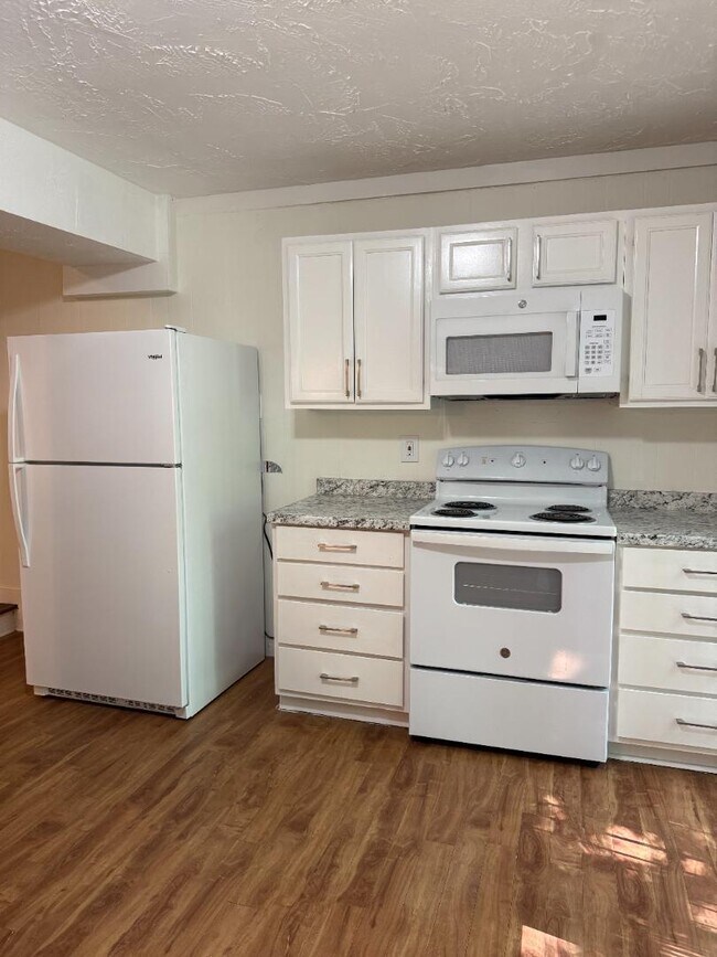 Building Photo - 721 Wedgewood Dr