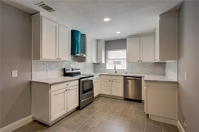 Building Photo - 13375 Glenside Dr