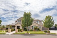 Building Photo - Gorgeous 5 bed 4 bath with AWESOME BACK YA...